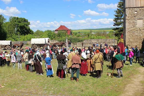 Rund 30 Darsteller in historischen Gew&auml;ndern auf den Spuren von M&uuml;ntzer im Schlosspark in Ebeleben (Foto: Eva Maria Wiegand)