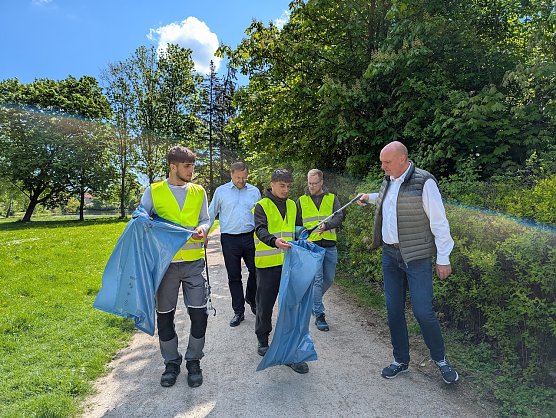 Gemeinsam f&uuml;r ein sauberes Stadtbild: B&uuml;rgermeister Steffen Grimm (rechts) und Stefan Schard (2.v.li.) sammelten zusammen mit einem Team der Firma WAGO M&uuml;ll im Schlosspark auf. (Foto: Janine Skara)