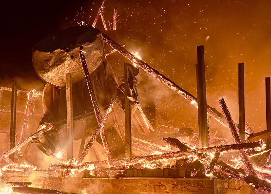 Lagerhalle brannte in Wasserthaleben (Foto: S.Dietzel)