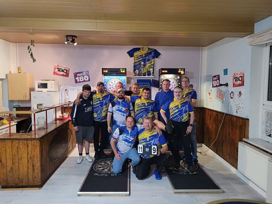 Hinten v.l.: Marc Runge, David Kazior, Robert Beykirch, Marcel hellmuth, Christian Lutter, Sebastian Sch&uuml;&szlig;ler, Raphael Winsel, Thomas Peglow; vorn hockend v.l.: Stefan Jackl, Ren&eacute; Fischer (Foto: Patrick Wedel)