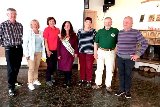 (Mitte) Amtierenden Sondersh&auml;user Blutbuchenk&ouml;nigin, Silvia I. (Foto: Wolfgang Lehmann)