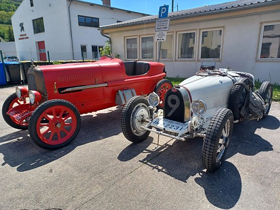 Schmuckst&uuml;cke in Rot und Wei&szlig; (Foto: Ostklassikerklub Wolkramshausen)