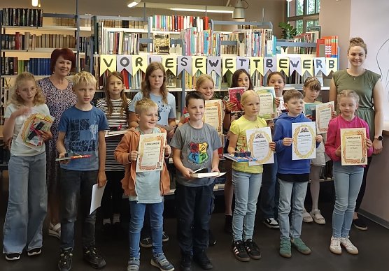 Alle Teilnehmerinnen und Teilnehmer des Vorlesewettbewerbs (Foto: Stefan B&ouml;tcher)