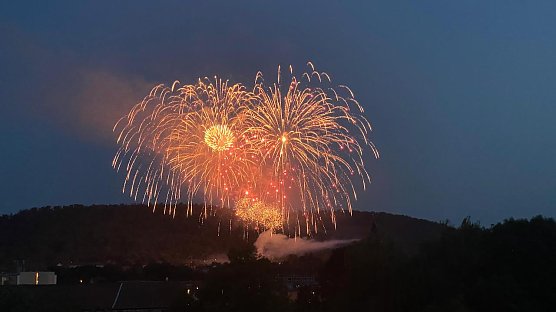 Mit einem spektakul&auml;ren H&ouml;henfeuerwerk ging die 900-Jahrfeier soeben zu Ende (Foto: Eva Maria Wiegand)