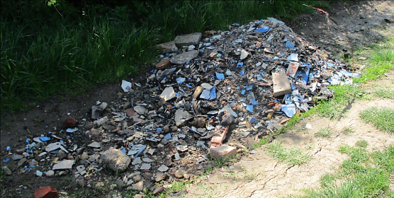 Abgeladener Bauschutt bei Ebeleben (Foto: Pressestelle Landratsamt)