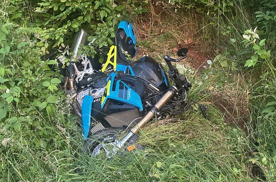 Verungl&uuml;cktes Motorrad am Kyffh&auml;user (Foto: Feuerwehr Kelbra/S. Dietzel)