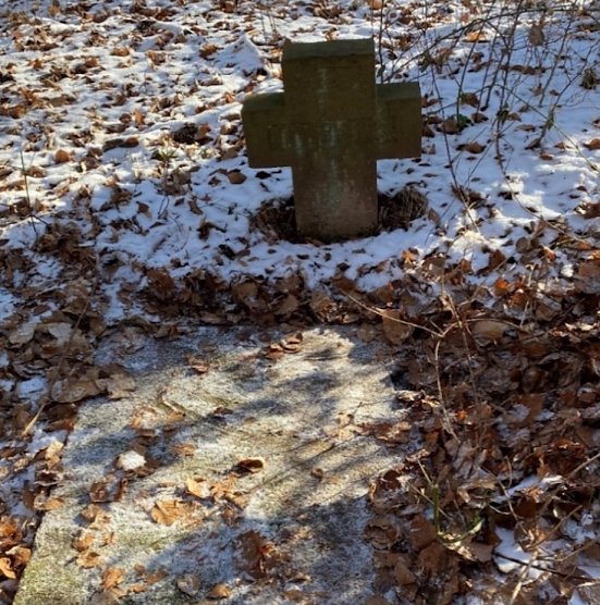 Auf der Haardt im Wald. Grab des Lehrjungen Caarl Arnold von 1832 (Foto: Wolfgang Lehmann)