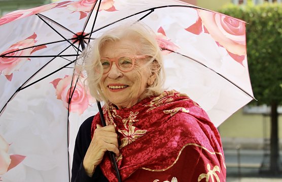 Gut gesch&uuml;tzt vor hei&szlig;en Sonnenstrahlen genie&szlig;t I. M&ouml;ller aus Berlin, den Tag (Foto: Eva Maria Wiegand)