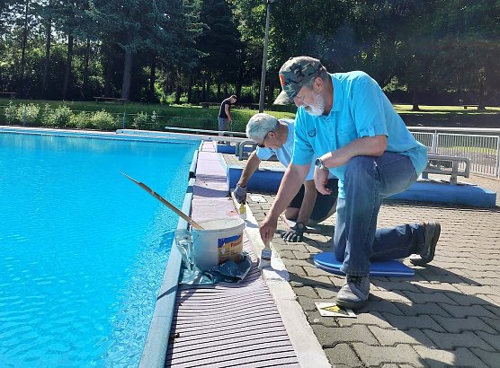 Gro&szlig;e Putzaktion im Freibad Gro&szlig;furra bei hochsonnerlichen Temperaturen (Foto: A. T&ouml;ppe)