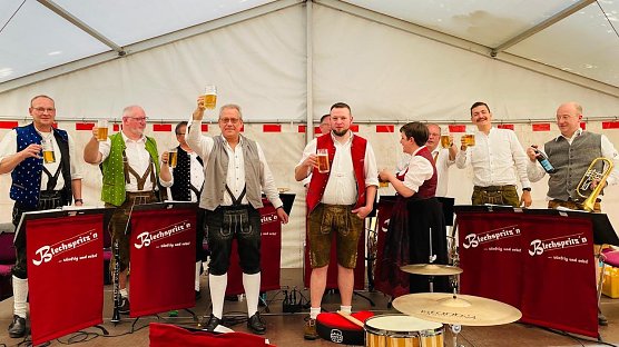 Impressionen von 1275 Jahre Etzleben - Die Blechspritz&acute;n  hatten ihren Spa&szlig; beim Freibiertrinken (Foto: Hubert Hausschid)