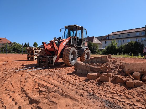 Auf der Tennisanlage wird in dieser Woche der alte Tennenbelag abgetragen und soll durch einen modernen Kunstrasen ersetzt werden (Foto: Janine Skara)