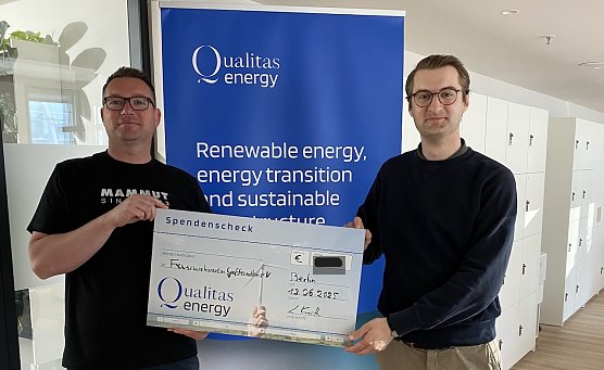 Windpark-Projektierer Qualitas Energy unterst&uuml;tzt die Jugendarbeit der Feuerwehr Gro&szlig;berndten mit einer Spende (Foto: Thomas Apel)