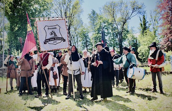 Rund 30 Darsteller in historischen Gew&auml;ndern auf den Spuren von M&uuml;ntzer in Ebeleben vor der Weiterreise nach Bad Frankenhausen (Archiv Mai/2025) (Foto: Eva Maria Wiegand)