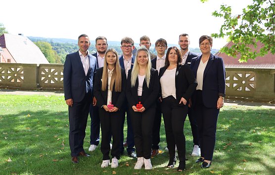 Vorstandsvorsitzenden der Kyffh&auml;usersparkasse Ren&eacute; Leipnitz  (li. 2. Reihe), dem Vorstandsmitglied Sindy Ritzke (vorne rechts), Personalreferentin Frau Deubner (2. von re. Vorne) und der Personalreferentin Franziska Deubner (Foto: Kyffh&auml;user Sparkasse )