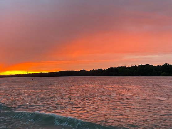 Sonnenuntergang über der Donau (Foto: Wolfgang Lehmann) Sonnenuntergang über der Donau (Foto: Wolfgang Lehmann)