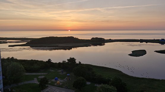 Heiligenhafen mit Blick auf die Ostsee zur Sommersonnenwende (Foto: Rainer Schmalz) Heiligenhafen mit Blick auf die Ostsee zur Sommersonnenwende (Foto: Rainer Schmalz)