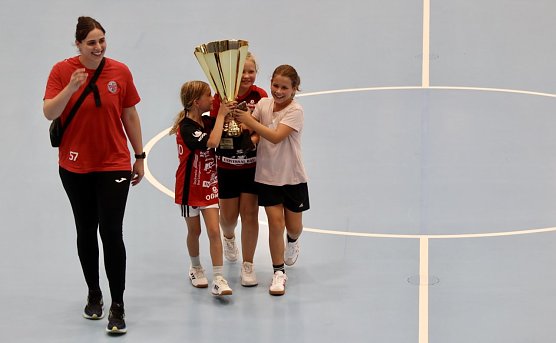 Mannschaftsf&uuml;hrerin Josefine Hanfland und THC-Nachwuchsstars tragen den Super-Cup in die Salza-Halle  (Foto: Eva Maria Wiegand)