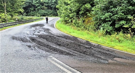 Kl&auml;rschlamm auf der B85 (Foto: Polizei)