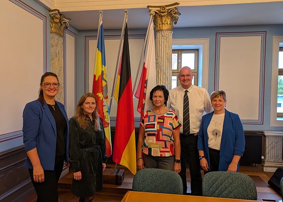 B&uuml;rgermeister Steffen Grimm (2.v.re.), Ausbildungsleiterin Silke Kitscha (Mitte), Josefin Bodemann, Standesbeamtin und Mitarbeiterin im B&uuml;rgerb&uuml;ro (li), Isabel Schreiber, Kommunale Beauftragte f&uuml;r Kinder, Jugend und Soziales (2.v.li), sowie Fachgebietsleiterin f&uuml;r Organisation und Kommunalrecht, Christin Nowak (re.), gaben den Jugendlichen einen Einblick &uuml;ber das Arbeiten in der Stadtverwaltung Sondershausen. (Foto: Janine Skara)
