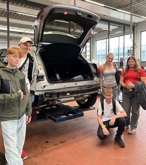 Sch&uuml;ler & Sch&uuml;lerinnen der &Ouml;stertalschule in der Werkstatt von Autohaus Peter (Foto: Regionalmanagement Nordth&uuml;ringen)