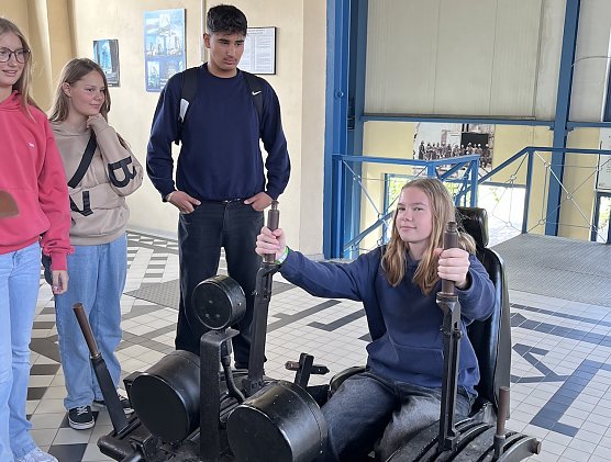 Sch&uuml;ler & Sch&uuml;lerinnen der &Ouml;stertalschule in der Maschinenhalle bei GSES (Foto: Regionalmanagement Nordth&uuml;ringen)