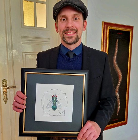 K&uuml;nstler Jan Olschewski mit seinem Kunstwerk "Mehr Fliege wagen" (Foto: jan Olschewski (privat))