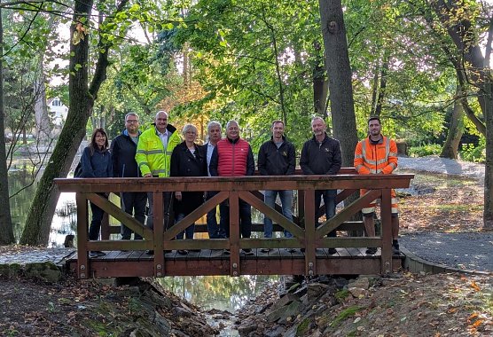 (v.l.n.r.): Silke Steinacker und Stephan W&auml;chter vom B&uuml;ro BIUW Ingenieure GmbH, B&uuml;rgermeister Steffen Grimm, Susanne Pautz-Nissen, Fachbereichsleiterin Tiefbau und Gr&uuml;n der Stadtverwaltung Sondershausen, Rainer Gschwind, ehemaliger Ortsteilb&uuml;rgermeister von Thalebra, Ortsteilratsmitglied Sven Bauer, Bauleiter Thomas K&auml;stner, Stefan Truckenbrodt, Gesch&auml;ftsf&uuml;hrer der Firma Aust eks Bau GmbH, und Polier Daniel Krause. (Foto: Janine Skara)