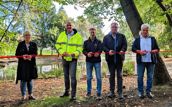 Susanne Pautz-Nissen, Fachbereichsleiterin Tiefbau und Gr&uuml;n der Stadtverwaltung Sondershausen (li.), B&uuml;rgermeister Steffen Grimm (2.v.li.), Bauleiter Thomas K&auml;stner (Mitte), Bauingenieur Stephan W&auml;chter und Rainer Gschwind, ehemaliger Ortsteilb&uuml;rgermeister, weihten gemeinsam die Parkteiche in Thalebra ein. (Foto: Janine Skara)