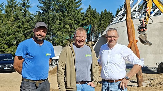 Die Firma Waresa (hier Chef Silvio Wagner und Bauleiter Rouven Hoffer) hat auch am Hexenbesen ihre Spuren hinterlassen.en ui (Foto: nnz)
