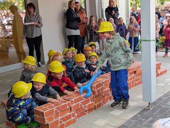 Stein auf Stein: Die Kinder der Kita K&auml;the Kollwitz stellten die Sanierung ihres Kindergartens mit einem lustigen Schauspiel nach (Foto: Janine Skara)