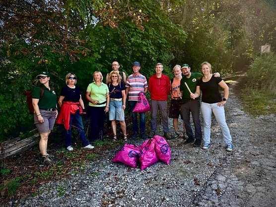 Gemeinsame Aktion f&uuml;r einen sauberen Wald (Foto: Uwe Lumm)