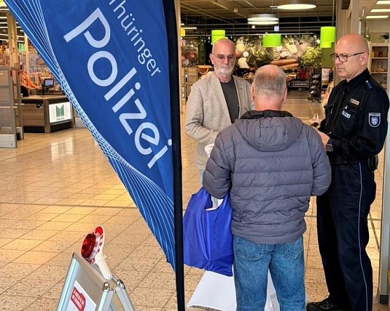 Präventive Beratung der Politei zu Taschendiebstählen (Foto: Polizei) Präventive Beratung der Politei zu Taschendiebstählen (Foto: Polizei)
