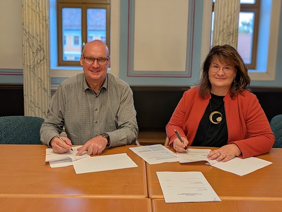  B&uuml;rgermeister Steffen Grimm (li.) und Anja Lemke (re.), unterzeichneten im Rathaus die Vereinbarung zur Kommunalen W&auml;rmeplanung f&uuml;r Sondershausen (Foto: Janine Skara)