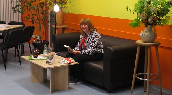 Autorin Simone Severin bei einem Leseabend im Freizeitzentrum Artern (Foto: Janet Haselhuhn) Autorin Simone Severin bei einem Leseabend im Freizeitzentrum Artern (Foto: Janet Haselhuhn)