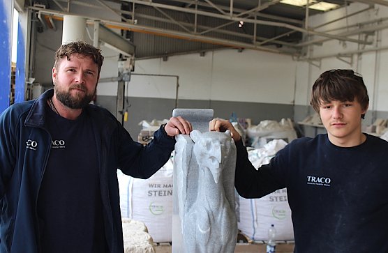 Ausbildungsleiter Ricardo Schr&ouml;der mit seinem Z&ouml;gling Kai Twrznik, der einen Greif aus dem Travertinstein befreit (Foto: oas)