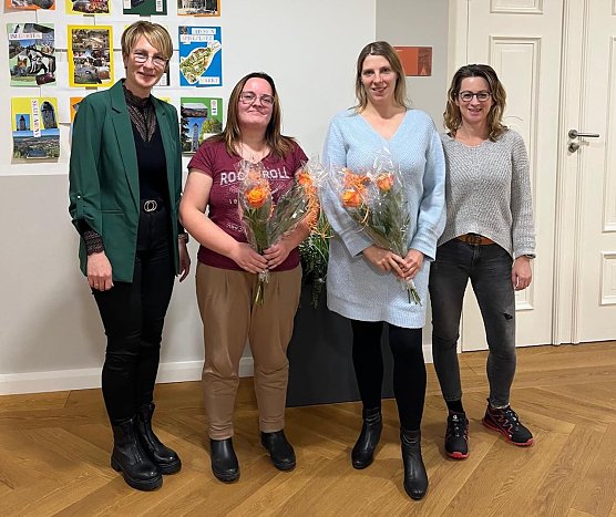 Mareen Biedermann, Fachbereichsleiterin Kinder, Jugend und Sport (li.), Jaqueline Lange, Sachgebietsleiterin Kitas (re.), Kita-Stadtelternsprecherin Doris Herrmann (2.v.re.) und ihre Stellvertreterin Babette Esche (2.v.li.). (Foto: Janine Skara)
