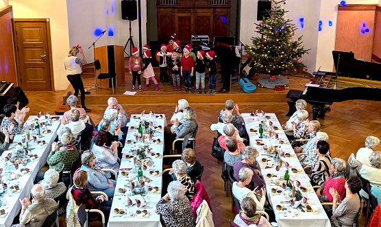 Die Seniorenweihnachtsfeier mit B&uuml;rgermeister Steffen Grimm hat Tradition und ist jedes Jahr unter den Senioren der Stadt sehr beliebt (Foto: Janine Skara)