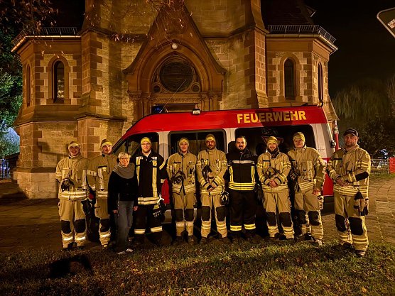 Kameraden der Freiwilligen Feuerwehr Stockhausen mit ihren Einsatzfahrzeugen beim Martinifest der Kita Arche Noah in Stockhausen (Foto: Grit Szemendera)