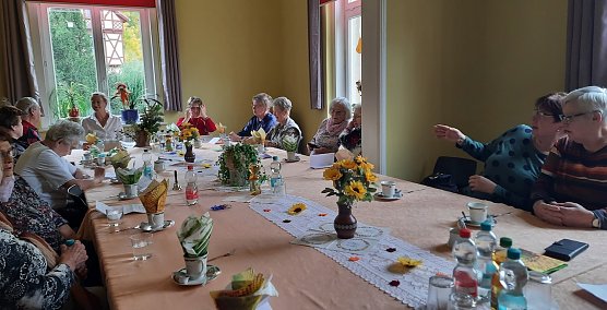 Kr&auml;uterkunde beim Verband er Behinderten (Foto: Dorothea Kieper)