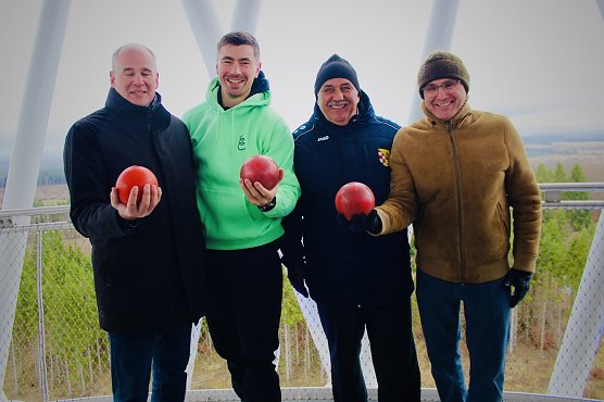 Landrat Jendricke, Doppelweltmeister Storl, Organisator H&uuml;tcher und Gesch&auml;ftsf&uuml;hrer Reuter pr&auml;sentieren die vier Kugeln, die kurz darauf aus 43 Metern H&ouml;he heruntersegelten (Foto: Eva Maria Wiegand)