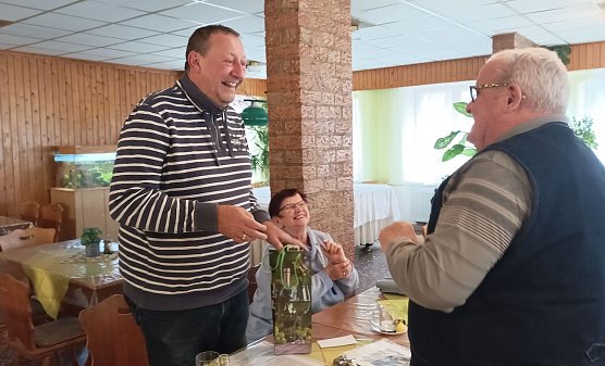 li. Herr Scharschuch im Gespr&auml;ch mit Thomas Leipold re. (Foto: Leipold)