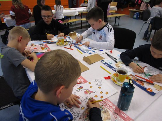"Sportgala" mit Malstiften im Freizeitzentrum Artern (Foto: Janet Haselhuhn) "Sportgala" mit Malstiften im Freizeitzentrum Artern (Foto: Janet Haselhuhn)
