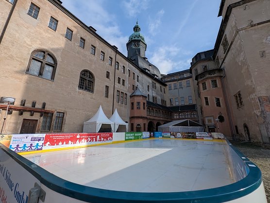 Die Eisbahn ist fertig aufgebaut und wird am Sonntag im Schlosshof Sondershausen er&ouml;ffnet (Foto: Janine Skara)