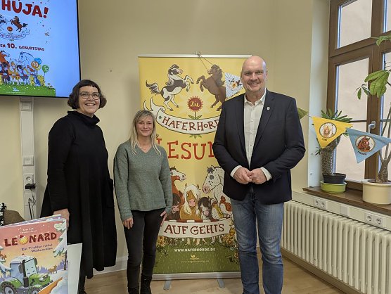 B&uuml;rgermeister Steffen Grimm (re.) und Janett Noack, Leiterin der Stadtbibliothek Johann Karl- Wezel (Mitte) freuten sich &uuml;ber die Buchlesung von Kinderbuchautorin Suza Kolb (li.) in Sondershausen.  (Foto: Janine Skara)