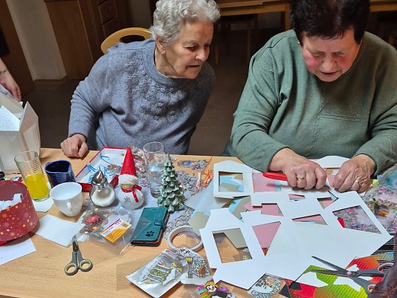 Basteln bei der Volkssolidarit&auml;t Sondershausen/Borntal (Foto: Wolfgang Dittrich)