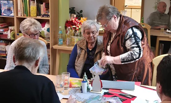 Weihnachtsbasteln im Seniorentreff Sondershausen/Borntal mit Frau Oesterheld (Foto: Wolfgang Dittrich)