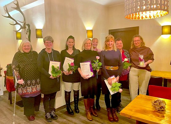 v.l.: Susanne List, Peggy Rumpf, Mandy van Humbeeck, Sandra M&uuml;ller, Christine Roczek, Gabriele Jagelle, Stefanie Hecker, Nicole Rosenau) (Foto: Karina Krausholz Novalis Diakonie)