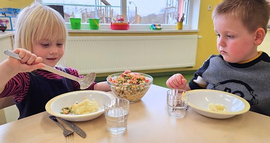 Salat gab's f&uuml;r Lisa mit dem extra gro&szlig;en L&ouml;ffel (Foto: IBKM Akademie)