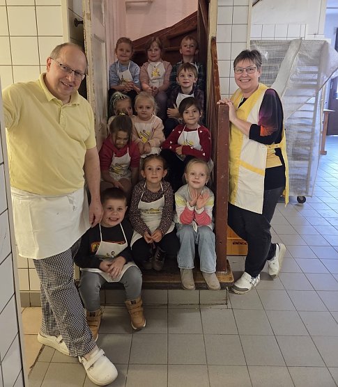 Kinder der Kita Arche Noah aus Stockhausen backen in der "Weihnachtsb&auml;ckerei" von B&auml;ckerei Hartmann (Foto: Grit Szemendera)