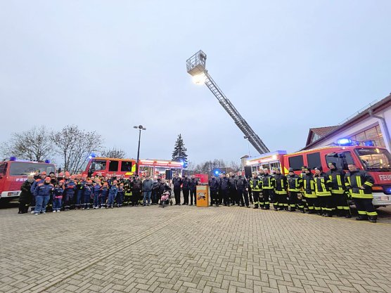&Uuml;ber 60 Mitglieder der Freiwilligen Feuerwehren waren dabei, als die neuen Fahrzeuge feierlich &uuml;bergeben wurden.  (Foto: Janine Skara)